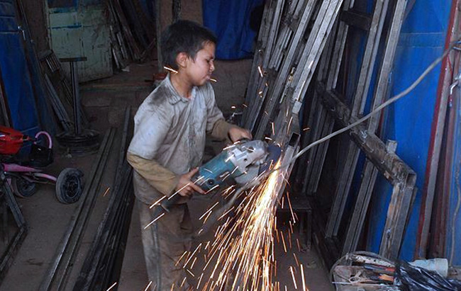 دو میلیون کودک در افغانستان کار می‌کنند